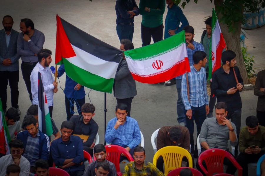 تجمع باشکوه اساتید، دانشجومعلمان و کارمندان دانشگاه فرهنگیان استان یزد در حمایت از اقدام موشکی سپاه پاسداران و تحقق عملیات وعده صادق برگزار شد.
 13