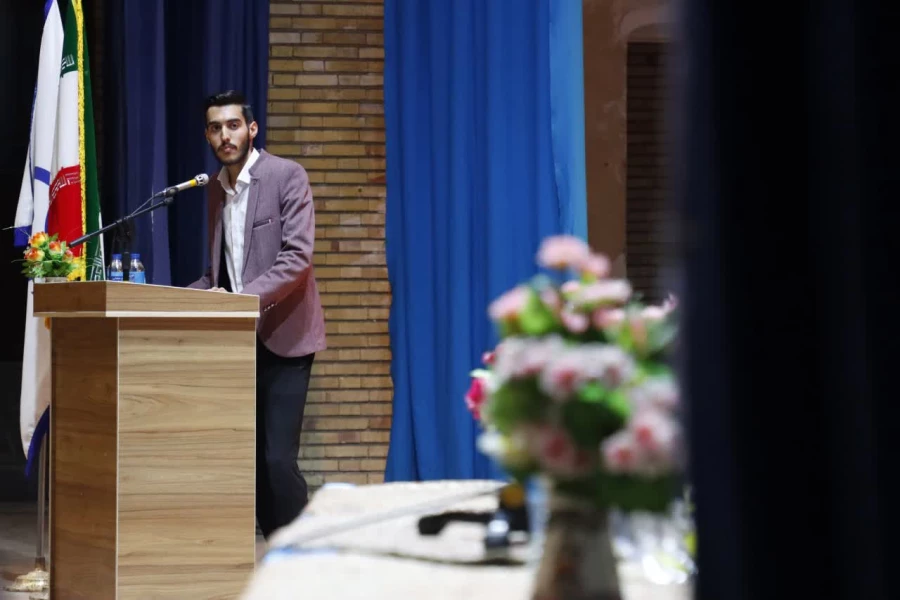 محفل شعر باشکوه "استاد سخن" در دانشگاه فرهنگیان استان یزد برای اولین بار برگزار شد.
 2