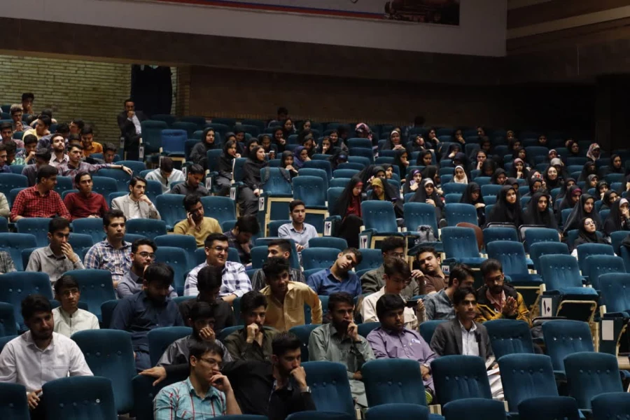 محفل شعر باشکوه "استاد سخن" در دانشگاه فرهنگیان استان یزد برای اولین بار برگزار شد.
 3