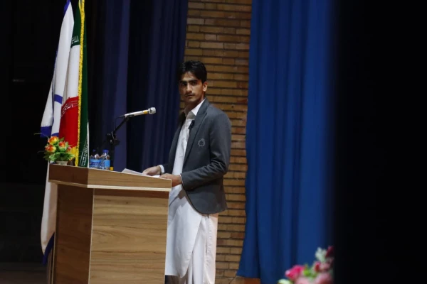 محفل شعر باشکوه "استاد سخن" در دانشگاه فرهنگیان استان یزد برای اولین بار برگزار شد.
 4