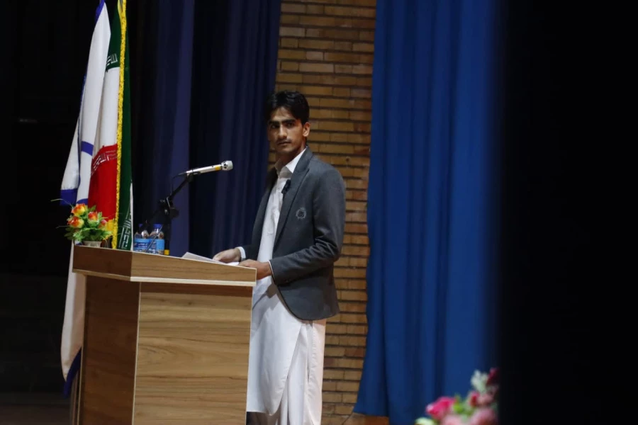 محفل شعر باشکوه "استاد سخن" در دانشگاه فرهنگیان استان یزد برای اولین بار برگزار شد.
 4