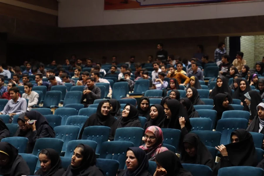 محفل شعر باشکوه "استاد سخن" در دانشگاه فرهنگیان استان یزد برای اولین بار برگزار شد.
 5