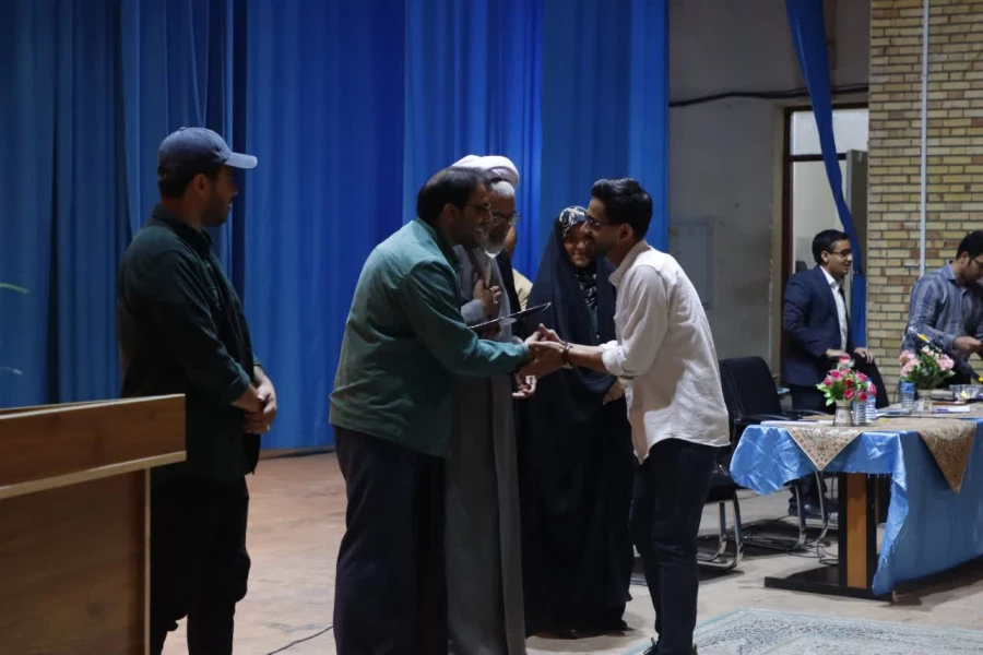 محفل شعر باشکوه "استاد سخن" در دانشگاه فرهنگیان استان یزد برای اولین بار برگزار شد.
 7