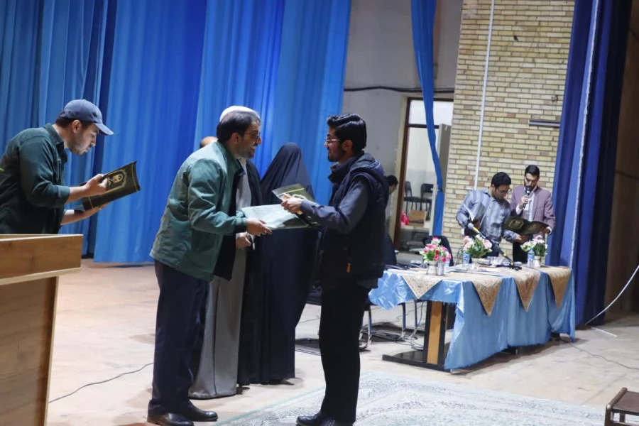 محفل شعر باشکوه "استاد سخن" در دانشگاه فرهنگیان استان یزد برای اولین بار برگزار شد.
 8