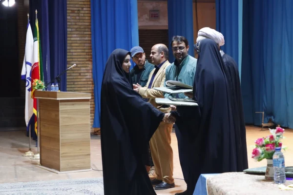 محفل شعر باشکوه "استاد سخن" در دانشگاه فرهنگیان استان یزد برای اولین بار برگزار شد.
 9