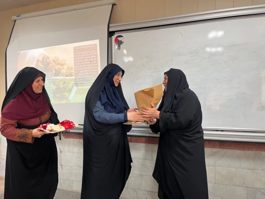 آیین تجلیل و تکریم از مقام استادان در پردیس های استانی دانشگاه فرهنگیان استان یزد 
 2