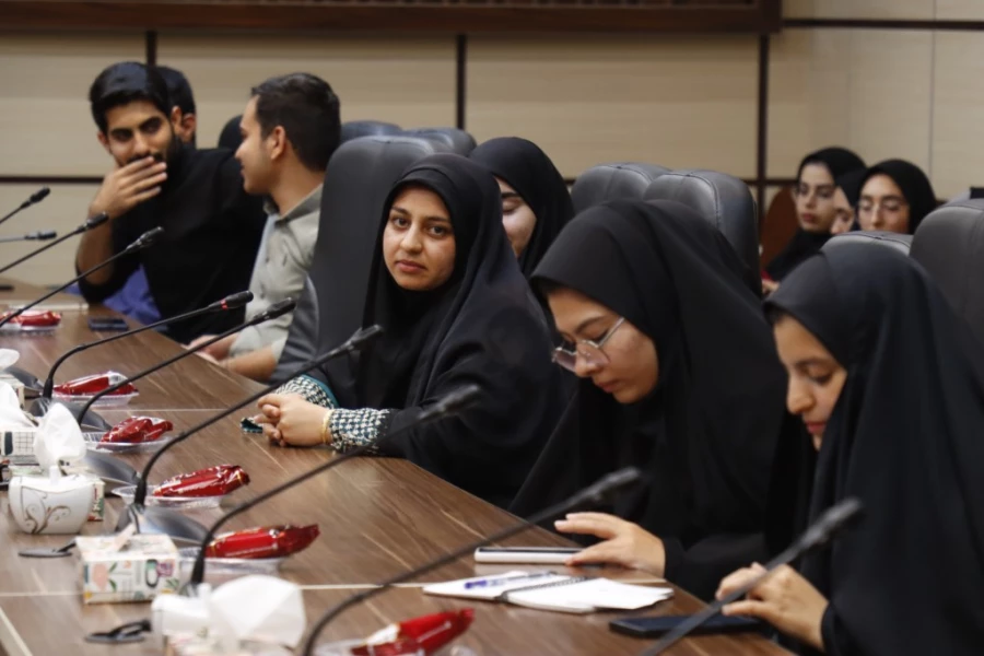 نشست هم اندیشی سرپرست دانشگاه فرهنگیان یزد و اعضای هیئت رئیسه با دبیران کانون ها، انجمن ها و تشکل های دانشجویی دانشگاه 
 9