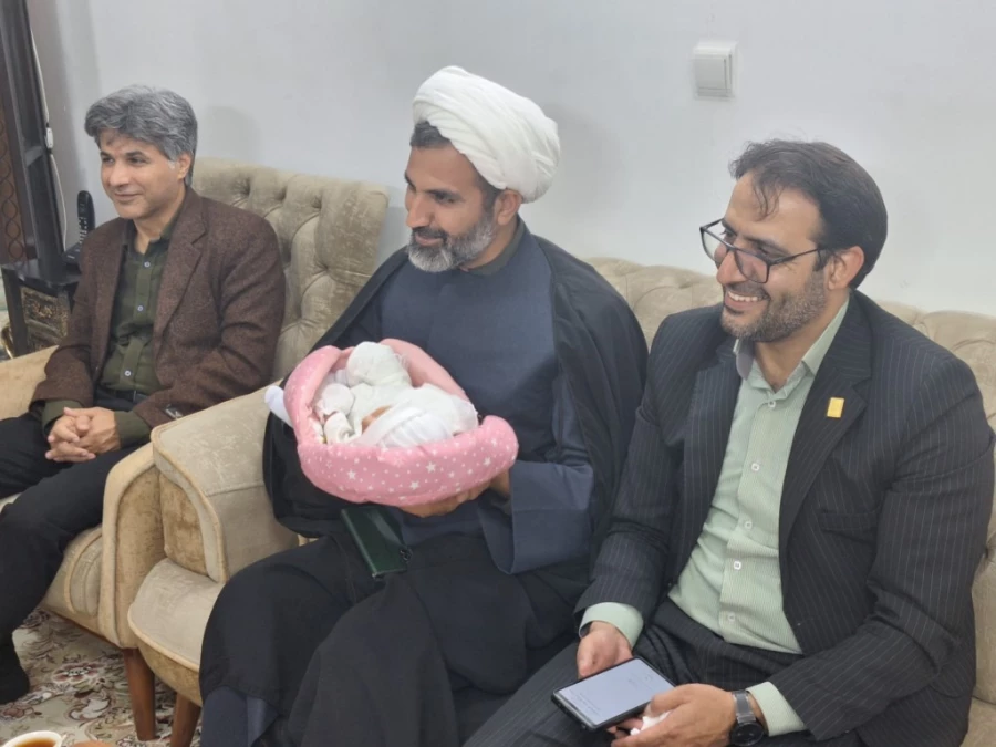 دیدار و تجلیل از الگوی تعهد و تلاش خالصانه در دانشگاه فرهنگیان یزد 3