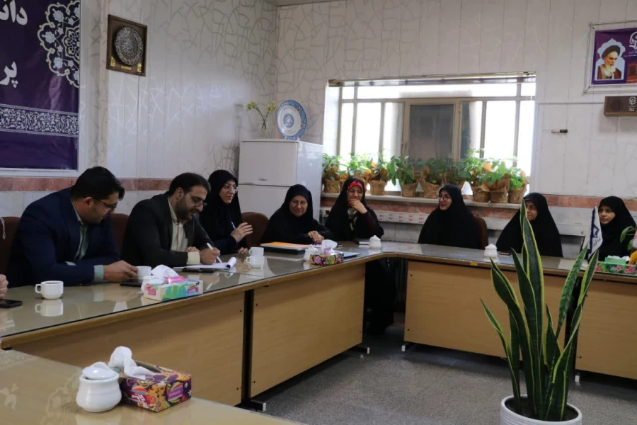  سومین دورهمی و گفتگو صمیمانه کارمندان پردیس حضرت فاطمه الزهرا(س) با سرپرست دانشگاه فرهنگیان یزد برگزار شد 
 3