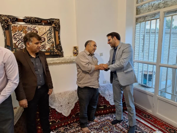 دیدار سرپرست دانشگاه فرهنگیان یزد با دو پیشکسوت مراکز تربیت معلم استان یزد 3