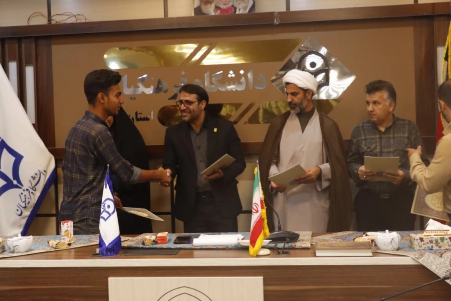 مراسم تقدیر و تجلیل از افتخارآفرینان پردیس شهیدان پاک نژاد یزد برگزار شد.
 8