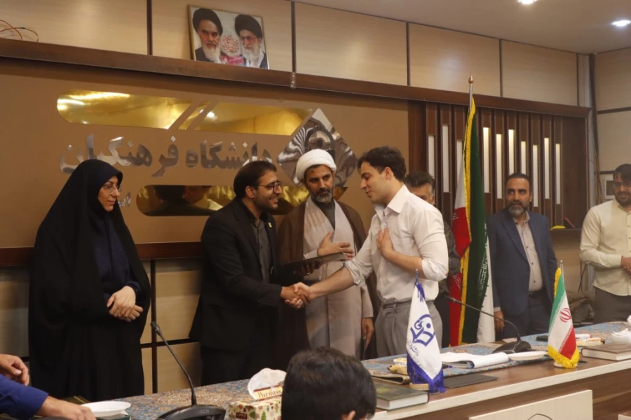 مراسم تقدیر و تجلیل از افتخارآفرینان پردیس شهیدان پاک نژاد یزد برگزار شد.
 9