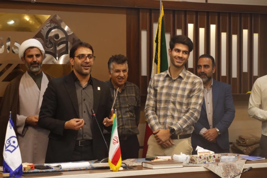 مراسم تقدیر و تجلیل از افتخارآفرینان پردیس شهیدان پاک نژاد یزد برگزار شد.
 10