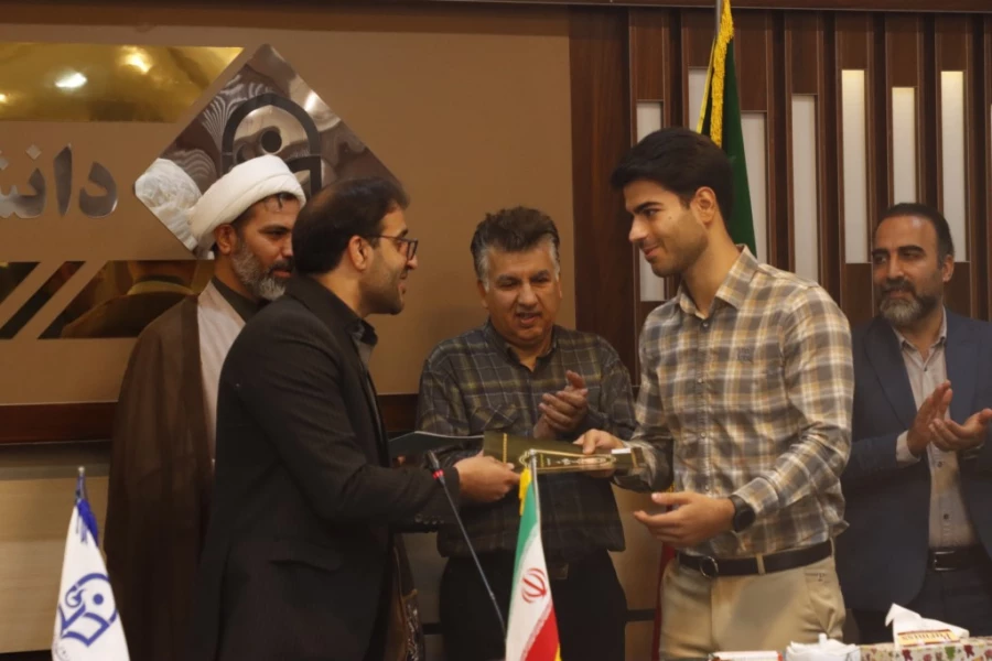 مراسم تقدیر و تجلیل از افتخارآفرینان پردیس شهیدان پاک نژاد یزد برگزار شد.
 11