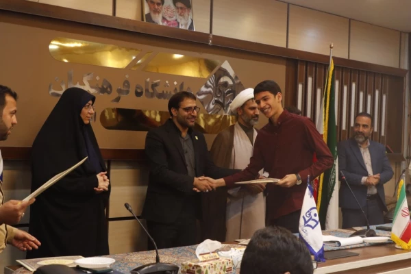 مراسم تقدیر و تجلیل از افتخارآفرینان پردیس شهیدان پاک نژاد یزد برگزار شد.
 12