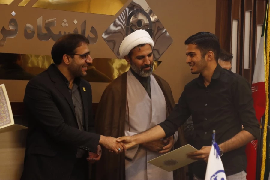 مراسم تقدیر و تجلیل از افتخارآفرینان پردیس شهیدان پاک نژاد یزد برگزار شد.
 14