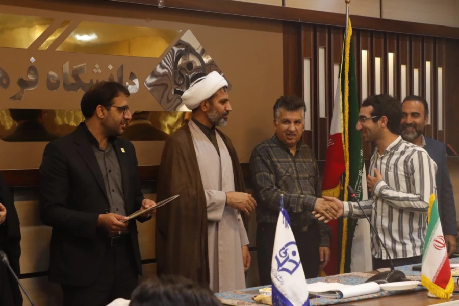 مراسم تقدیر و تجلیل از افتخارآفرینان پردیس شهیدان پاک نژاد یزد برگزار شد.
 15