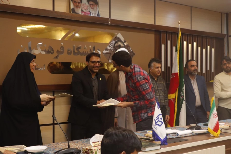 مراسم تقدیر و تجلیل از افتخارآفرینان پردیس شهیدان پاک نژاد یزد برگزار شد.
 17