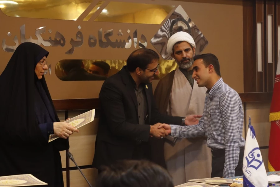 مراسم تقدیر و تجلیل از افتخارآفرینان پردیس شهیدان پاک نژاد یزد برگزار شد.
 18