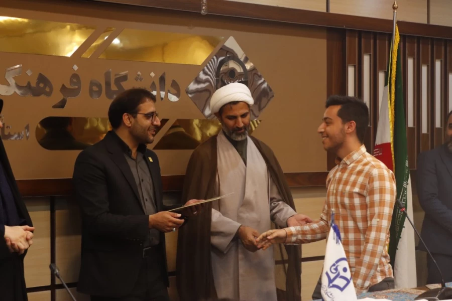 مراسم تقدیر و تجلیل از افتخارآفرینان پردیس شهیدان پاک نژاد یزد برگزار شد.
 19