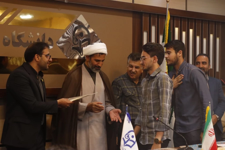 مراسم تقدیر و تجلیل از افتخارآفرینان پردیس شهیدان پاک نژاد یزد برگزار شد.
 9