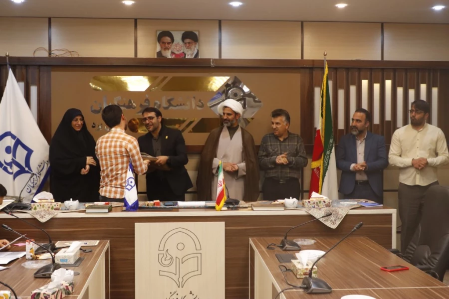 مراسم تقدیر و تجلیل از افتخارآفرینان پردیس شهیدان پاک نژاد یزد برگزار شد.
 11