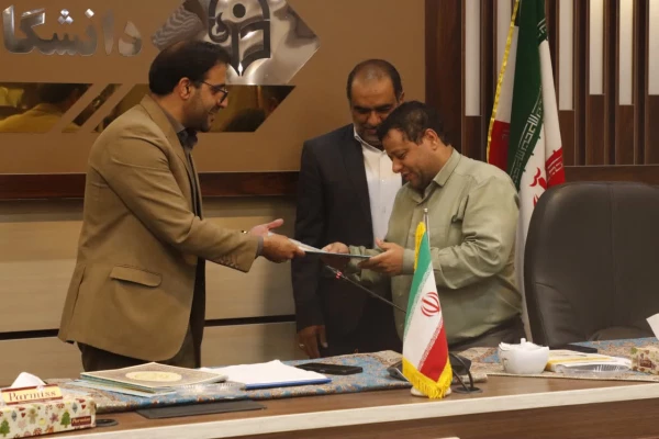 از کارمندان نمونه ورزشی پردیس شهیدان پاک نژاد دانشگاه فرهنگیان یزد تقدیر شد
 2