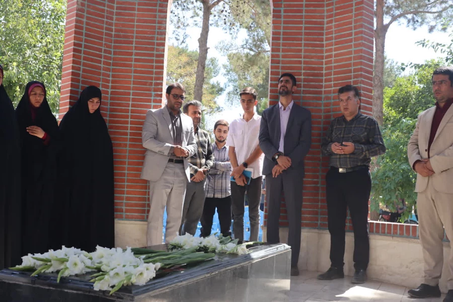 مراسم تجدید میثاق اساتید، کارمندان و دانشجو معلمان دانشگاه فرهنگیان یزد با امام و شهداء گرانقدر برگزار شد. 3