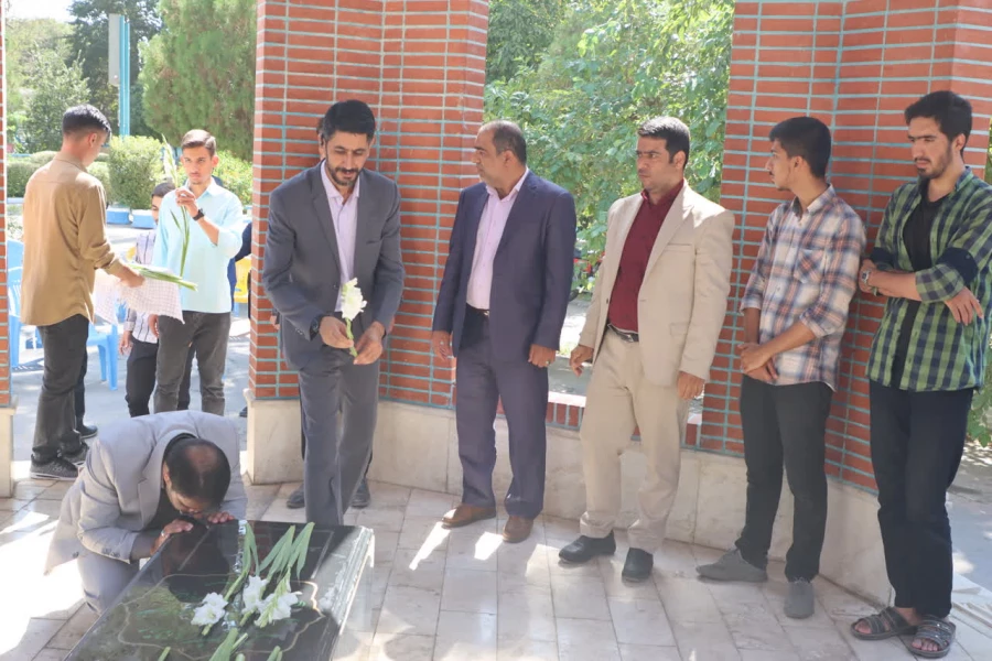 مراسم تجدید میثاق اساتید، کارمندان و دانشجو معلمان دانشگاه فرهنگیان یزد با امام و شهداء گرانقدر برگزار شد. 4