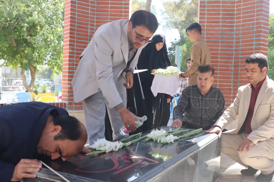 مراسم تجدید میثاق اساتید، کارمندان و دانشجو معلمان دانشگاه فرهنگیان یزد با امام و شهداء گرانقدر برگزار شد. 5