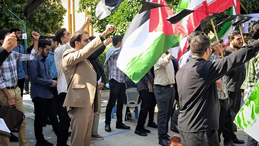 تجمع اعتراضی خانواده دانشگاه فرهنگیان یزد در محکومیت جنایات رژیم جلاد صهیونیستی و لبیک به حکم جهاد ولی امر مسلمین جهان 3