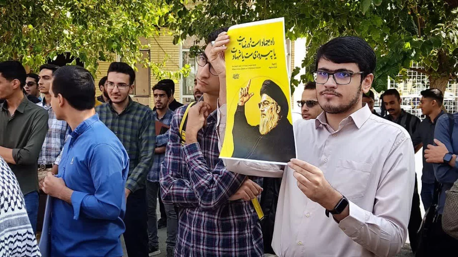 تجمع اعتراضی خانواده دانشگاه فرهنگیان یزد در محکومیت جنایات رژیم جلاد صهیونیستی و لبیک به حکم جهاد ولی امر مسلمین جهان 10