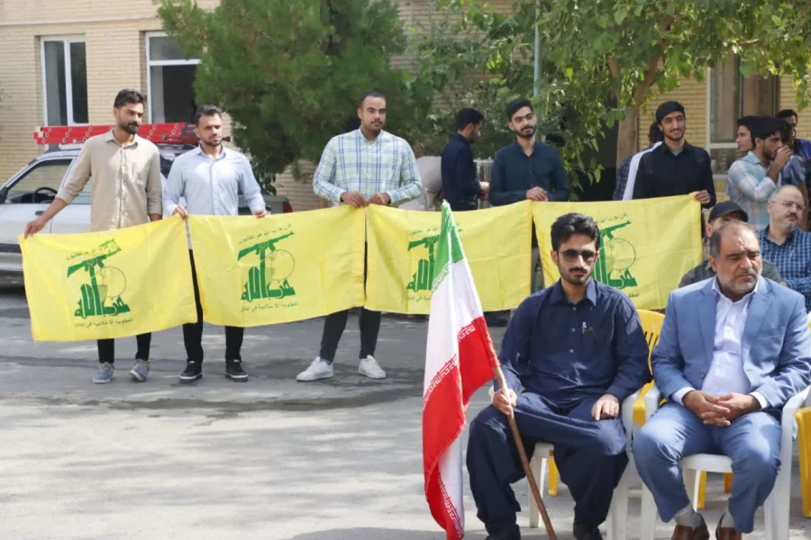 تجمع و شادی حماسی اساتید، کارمندان و دانشجو معلمان دانشگاه فرهنگیان یزد در حمایت و تشکر از اقدام موشکی و غرور آفرین سپاه مقتدر 4