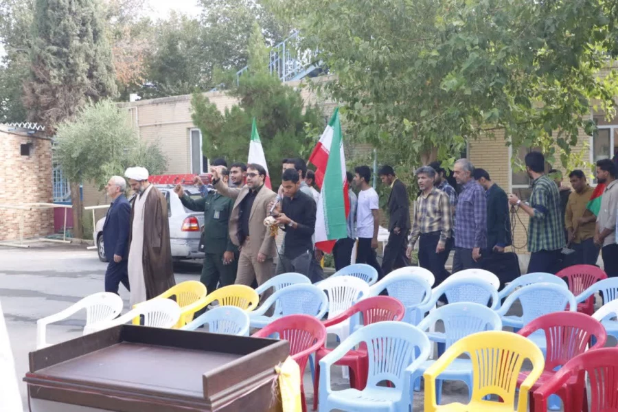 تجمع و شادی حماسی اساتید، کارمندان و دانشجو معلمان دانشگاه فرهنگیان یزد در حمایت و تشکر از اقدام موشکی و غرور آفرین سپاه مقتدر 5