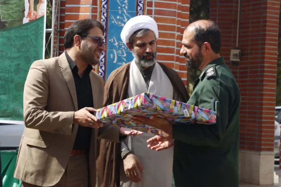 تجمع و شادی حماسی اساتید، کارمندان و دانشجو معلمان دانشگاه فرهنگیان یزد در حمایت و تشکر از اقدام موشکی و غرور آفرین سپاه مقتدر 7