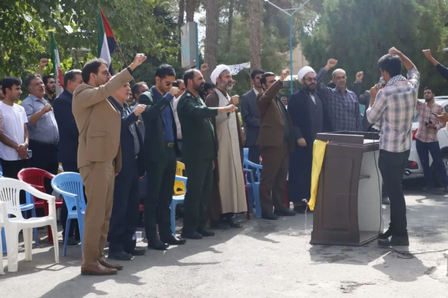 تجمع و شادی حماسی اساتید، کارمندان و دانشجو معلمان دانشگاه فرهنگیان یزد در حمایت و تشکر از اقدام موشکی و غرور آفرین سپاه مقتدر 9