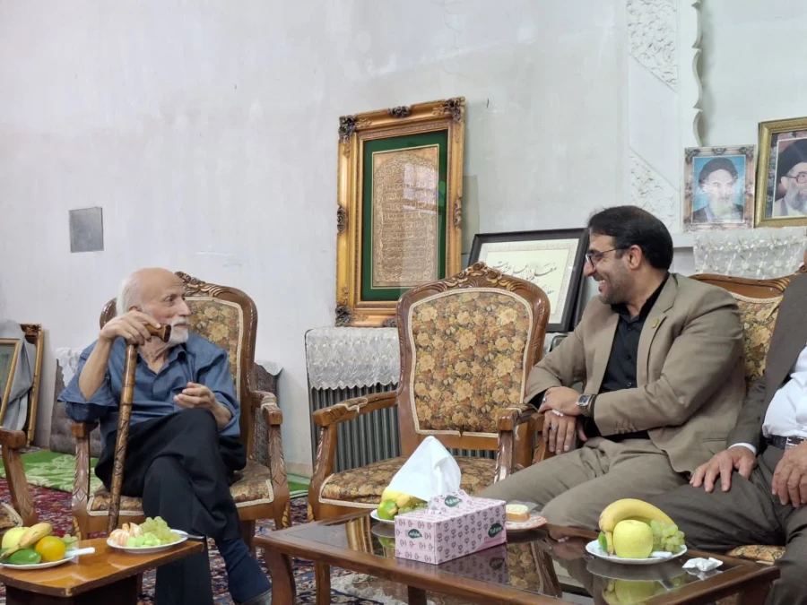 دیدار سرپرست و مدیران دانشگاه فرهنگیان یزد با استاد علی مشاهیری، از پیشکسوتان فاخر استان و رییس اسبق مرکز تربیت معلم شهید پاک نژاد یزد 3