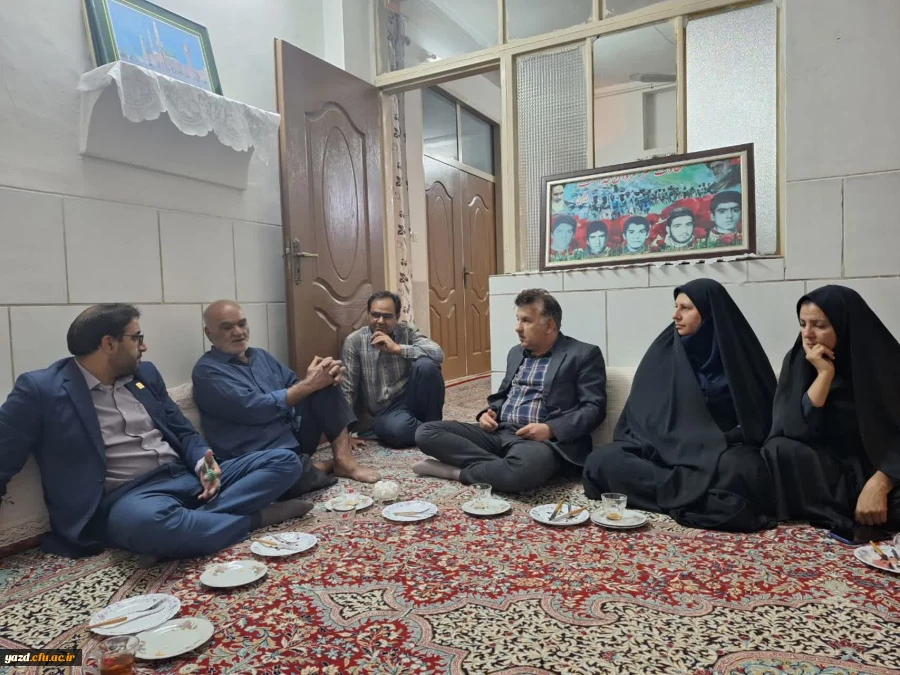 دیدار سرپرست و مدیران دانشگاه فرهنگیان یزد با خانواده های  معزز شهدای دفاع مقدس 12