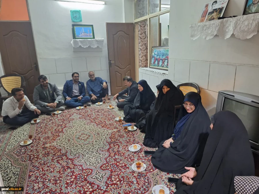 دیدار سرپرست و مدیران دانشگاه فرهنگیان یزد با خانواده های  معزز شهدای دفاع مقدس 14