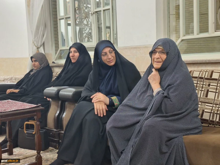 دیدار سرپرست و مدیران دانشگاه فرهنگیان یزد با خانواده های  معزز شهدای دفاع مقدس 8