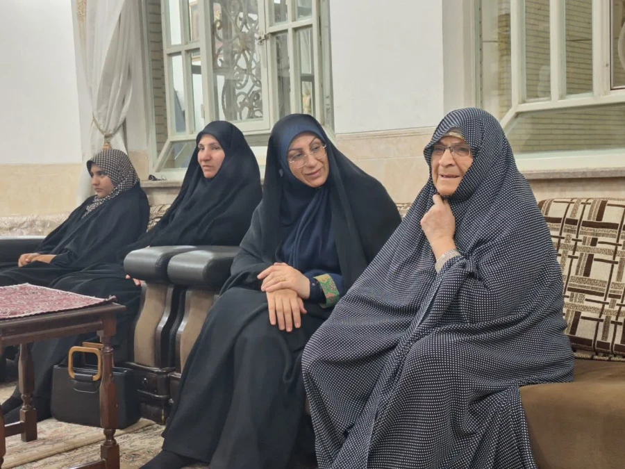 دیدار سرپرست و مدیران دانشگاه فرهنگیان یزد با خانواده های  معزز شهیدای دفاع مقدس 8