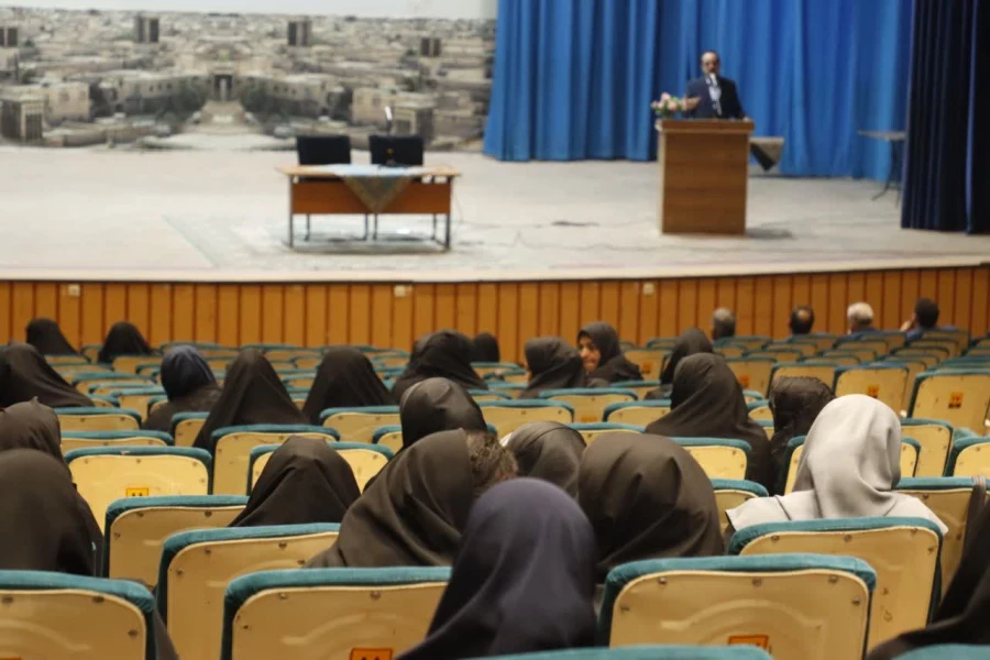 همایش توجیهی مدیران و معلمان مدارس کارورزی استان در دانشگاه فرهنگیان یزد برگزار شد. 9