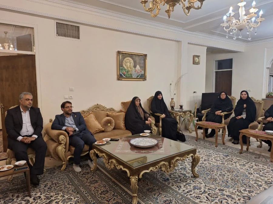 دیدار سرپرست و مدیران دانشگاه فرهنگیان یزد با یکی از بانوان نخبه و موفق استان و از مدرسان پیشکسوت مرکز تربیت معلم و پردیس حضرت فاطمه الزهرا(س) 3