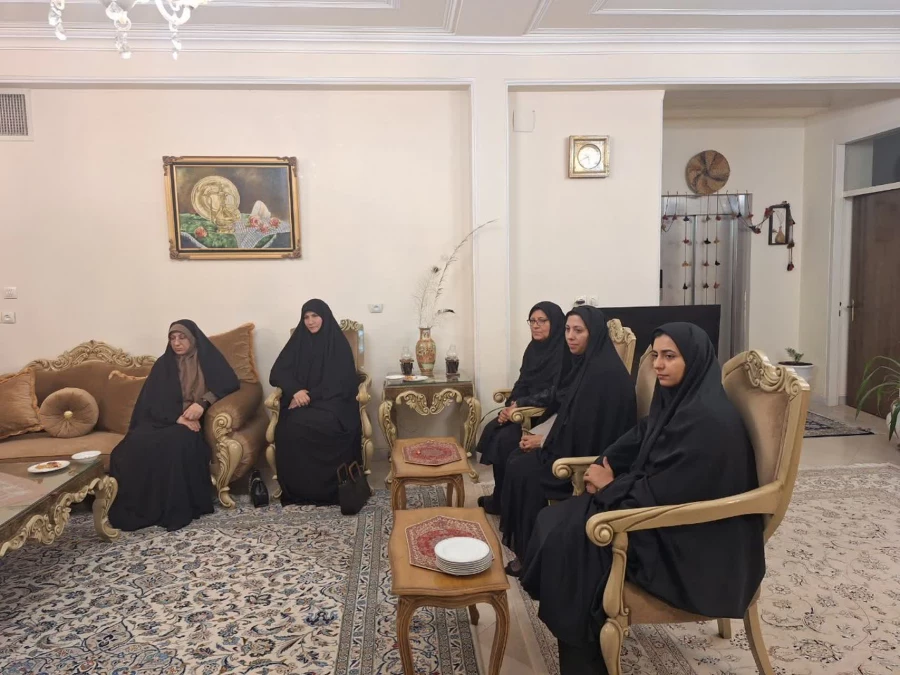 دیدار سرپرست و مدیران دانشگاه فرهنگیان یزد با یکی از بانوان نخبه و موفق استان و از مدرسان پیشکسوت مرکز تربیت معلم و پردیس حضرت فاطمه الزهرا(س) 4