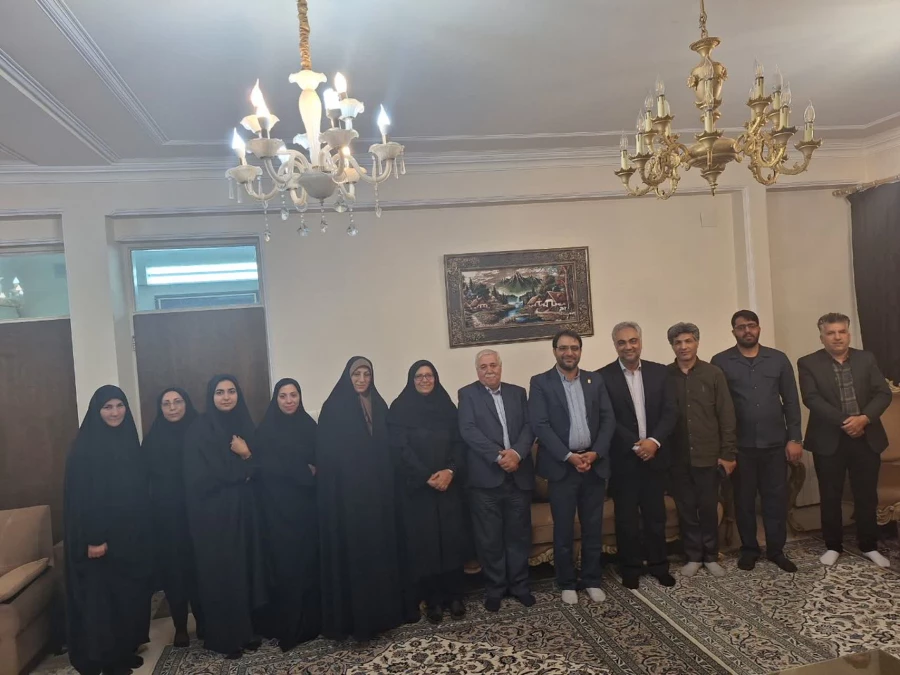 دیدار سرپرست و مدیران دانشگاه فرهنگیان یزد با یکی از بانوان نخبه و موفق استان و از مدرسان پیشکسوت مرکز تربیت معلم و پردیس حضرت فاطمه الزهرا(س) 8