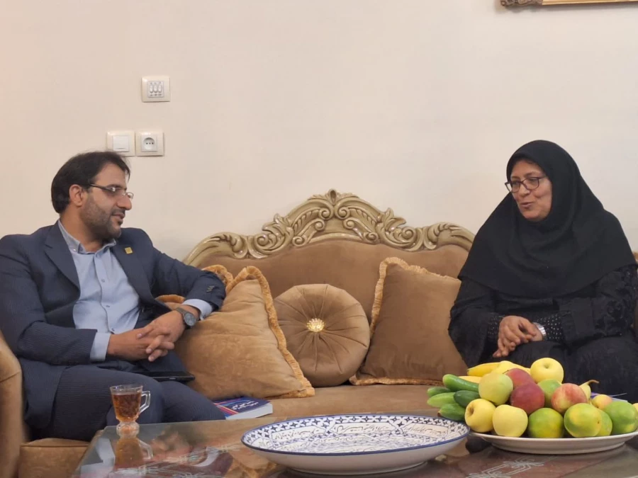 دیدار سرپرست و مدیران دانشگاه فرهنگیان یزد با یکی از بانوان نخبه و موفق استان و از مدرسان پیشکسوت مرکز تربیت معلم و پردیس حضرت فاطمه الزهرا(س) 9