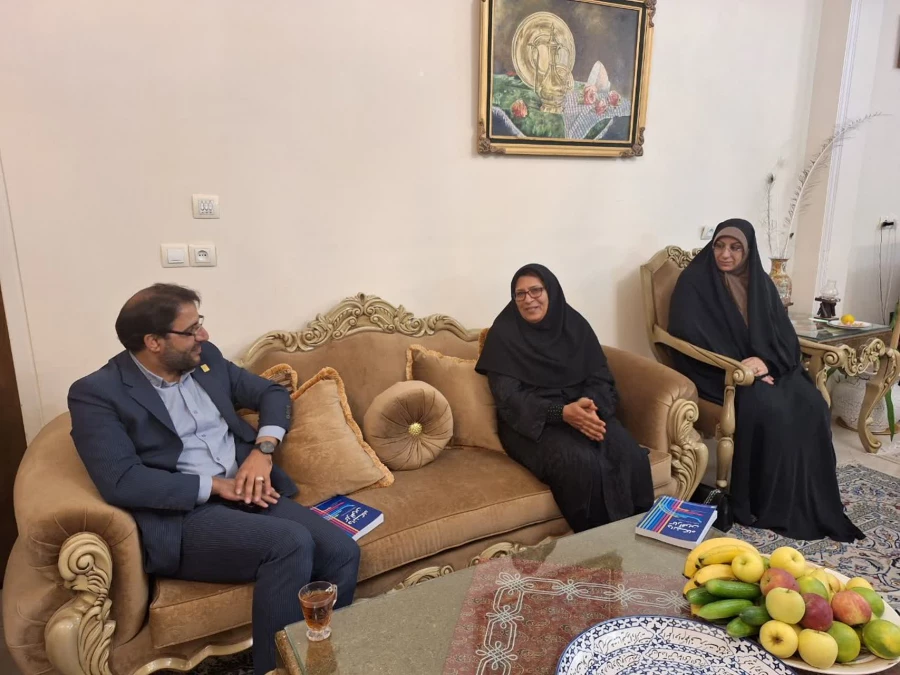 دیدار سرپرست و مدیران دانشگاه فرهنگیان یزد با یکی از بانوان نخبه و موفق استان و از مدرسان پیشکسوت مرکز تربیت معلم و پردیس حضرت فاطمه الزهرا(س) 10
