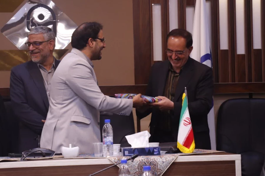 آیین تکریم و معارفه مسئول بسیج اساتید دانشگاه فرهنگیان یزد برگزار شد. 6