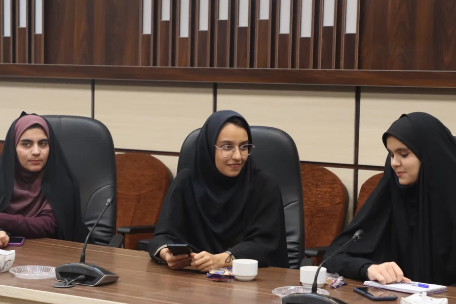 پنجمین دیدار صمیمانه سرپرست دانشگاه فرهنگیان یزد با اعضای شورای صنفی پردیس های استانی برگزار شد. 
 8