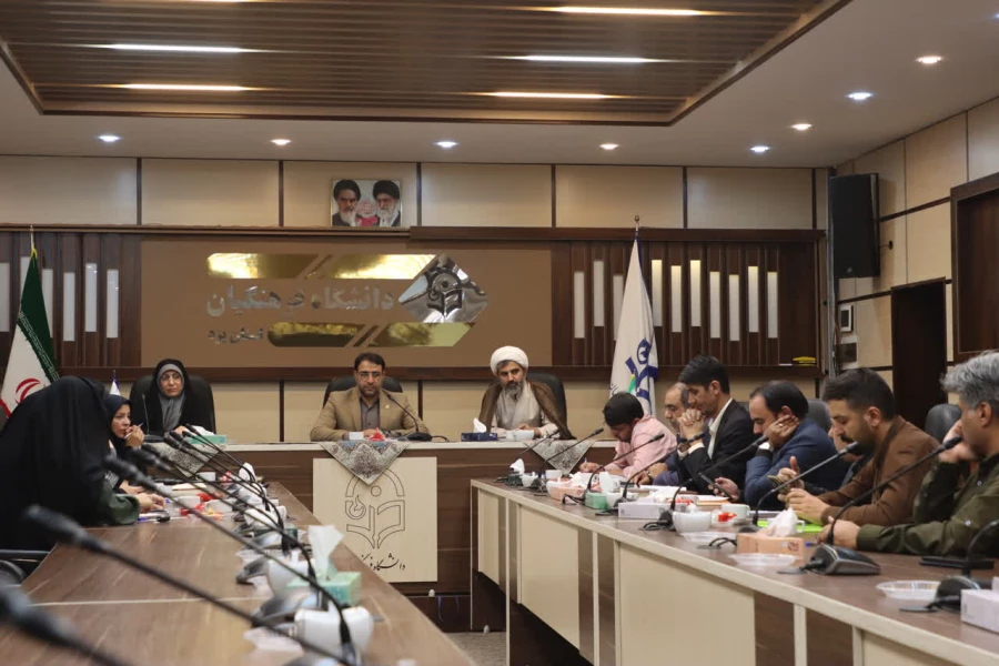 نشست عملیاتی سرپرست دانشگاه فرهنگیان یزد با معاونین و کارشناسان فرهنگی پردیس های استانی برگزار شد.
 5